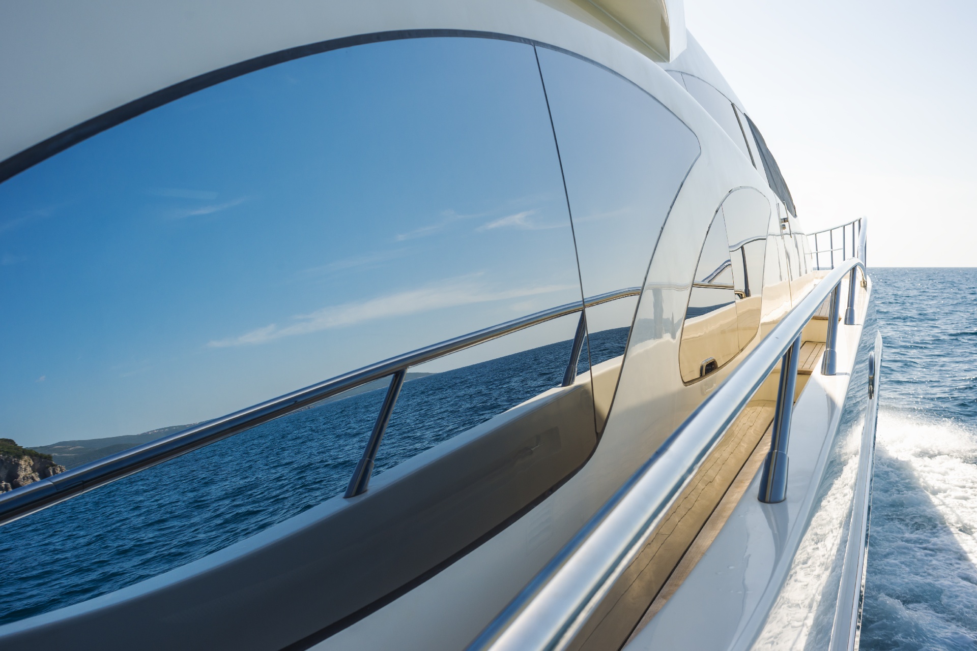 Smart Windows: Enhancing Energy Efficiency and Luxury on Yachts